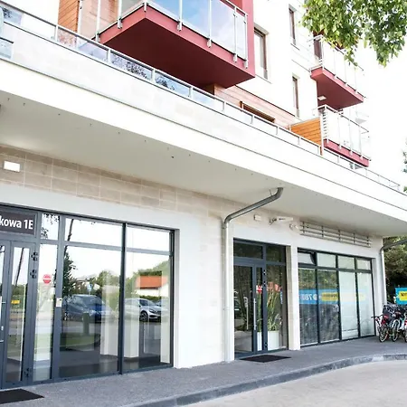 Lato Polanki Park Z Miejscem Parkingowym Kołobrzeg